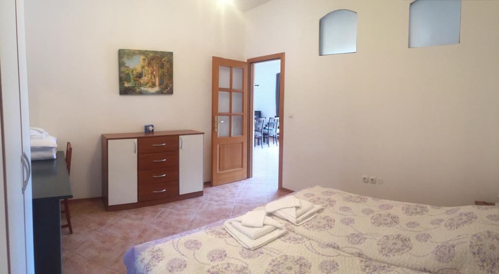 Flora Apartman